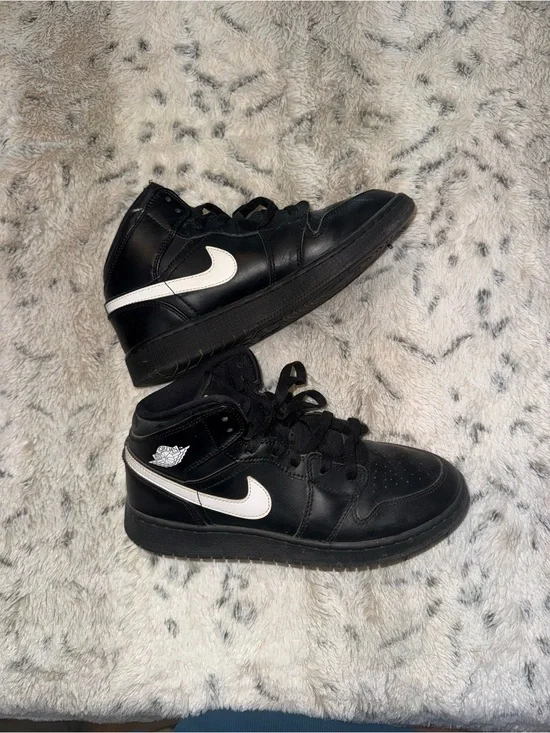 Nike Air Jordan 1 Mid 'Speckle' (Black/White/White) Style Code: 554724-049