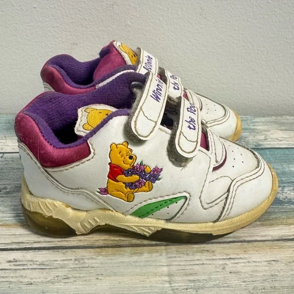 Vintage Winnie the Pooh Light Up Toddler Sneakers Size 6 Disney working‎ lights!