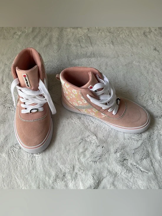 NWOT Adorable AIRWALK Big Girls High Tops Size 5