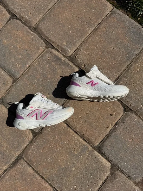 New Balance 515 toddler 6 White Sneakers with Pink Details