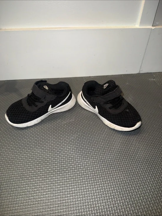 Nike boys Black & White Lightweight Running Shoes