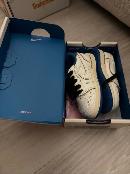 Jordan 1 retro low Travis Scott white and blue