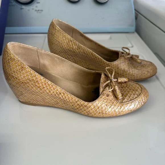 Stuart Weitzman Nude Wedge