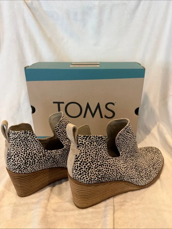 TOMS Women’s Beige and Black Speckled Wedge Booties