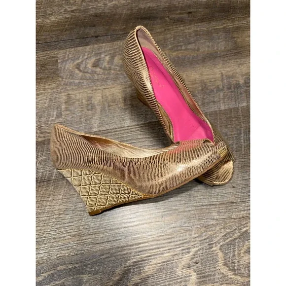 Lilly Pulitzer Resort Chic Wedge Pumps Gold Embossed Peep Toe Size 8