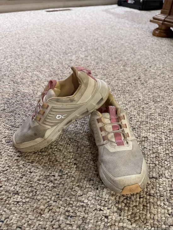 ON Cloud girls slip on sz 2.5
