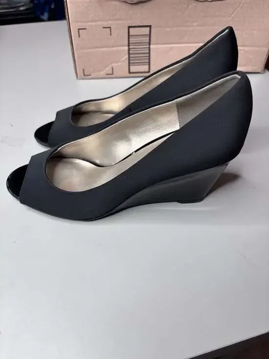Bandolino Tuff Love Peep Toe Wedge Pump size 8