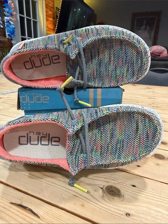 Hey Dude Kids Girls Sz Y1-L2 Multicolor Knit Sneakers with Coral Trim New