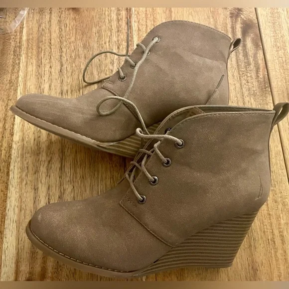 Nautica Women's Tan Wedge Ankle Boots size 8.5