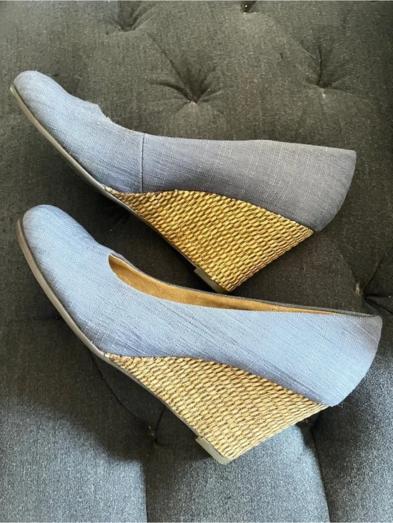 AEROSOLES Light Blue Denim Wedge Pumps with Woven Raffia Heel. Size 8.5