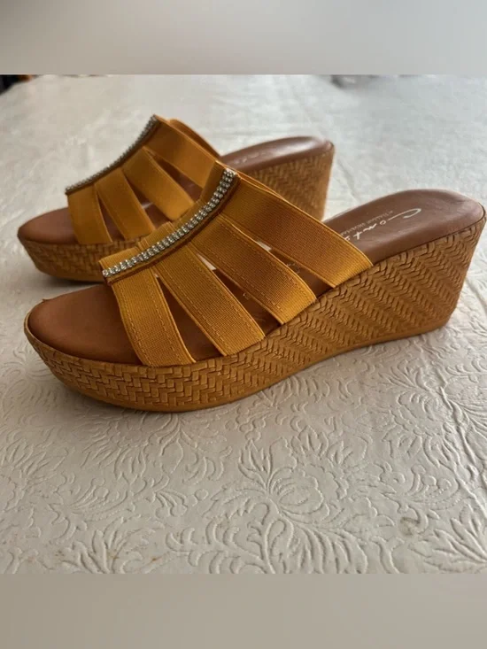 ❤️2/$15or3/$21❤️Contessa Mustard Yellow Wedge Slide w/Rhinestone Trim, Size 6