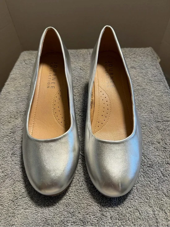Journee Collection Silver Man Made Low Wedge Heel Pumps Size 7.5 NWOT
