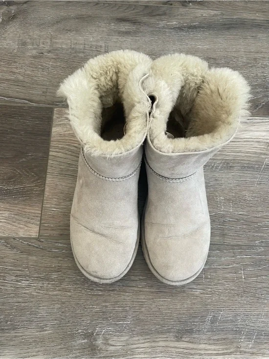 UGG Short Shearling Lined Suede Boots - Cream good condition size 7