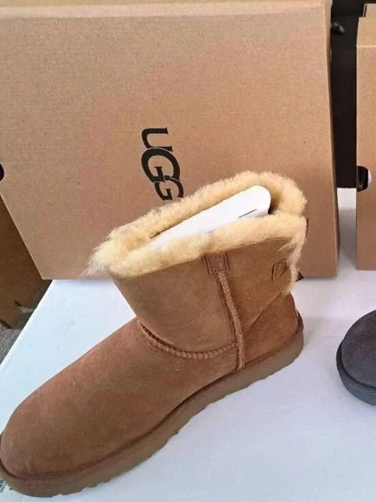 UGG Women Classic Short II Boot, Chestnut, Size 6 #1061223 - New in Box