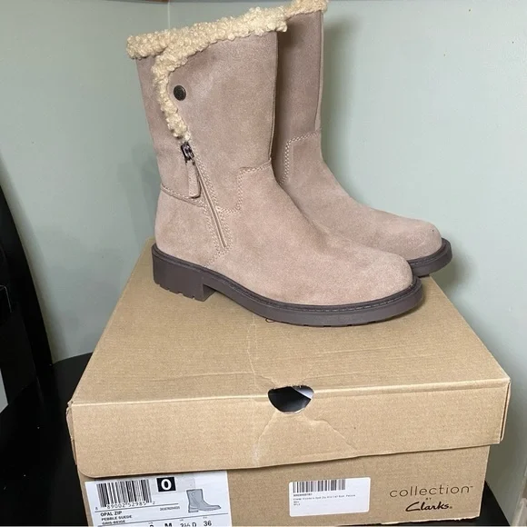 Clarks‎ Lined Suede Mid Boots Opal Side Zip Women's Size 6 Beige Sherpa