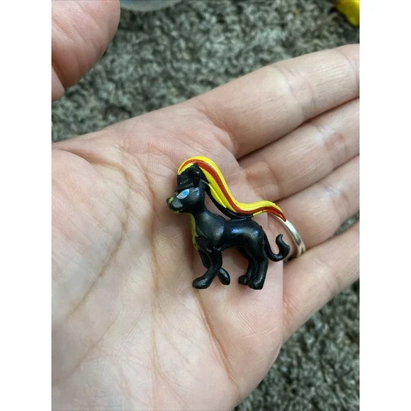 Pokemon 2000s Mini Vinyl RL Gumball Miniature Size Pyroar Female Action Figure