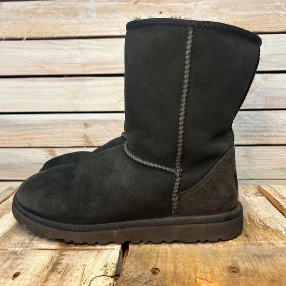 UGG Classic Short II Black Sheepskin Boots Treadlite‎ Winter Size 5