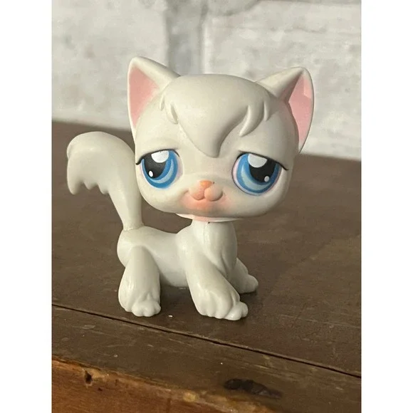 Littlest Pet Shop LPS #9 White‎ Angora Longhair Kitty Cat Blue Eyes Red Magnet