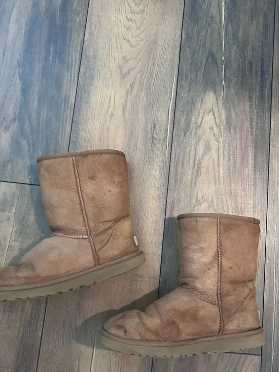 UGG Classic Short Boots in Chestnut Brown