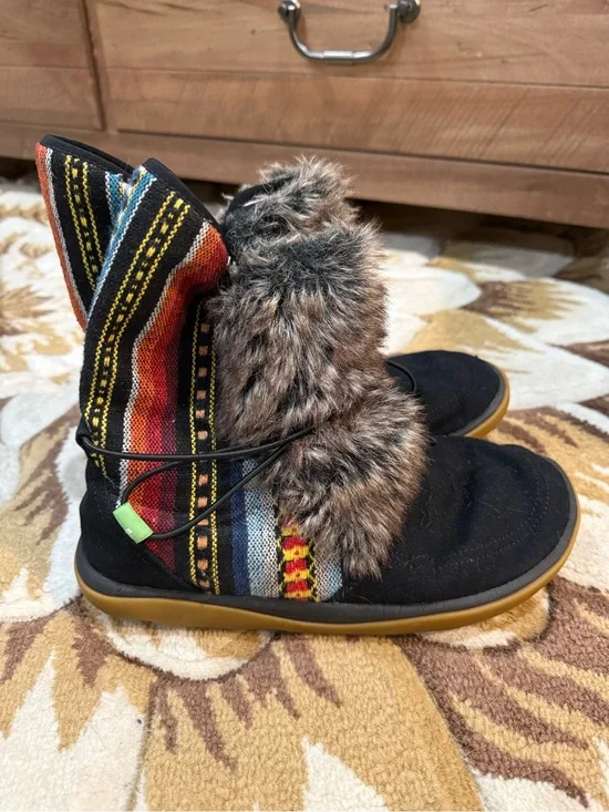 Sanuk Tripper Flurry black Aztec size 9 Rare!