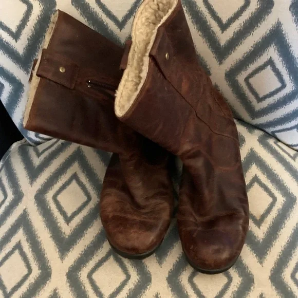 Ugg Brown Leather Boots with Shearling Lining‎ 7 🌸
