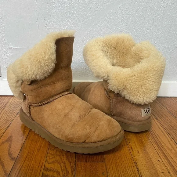 UGG Short Fold Over Suede Chestnut Boots Women’s W9