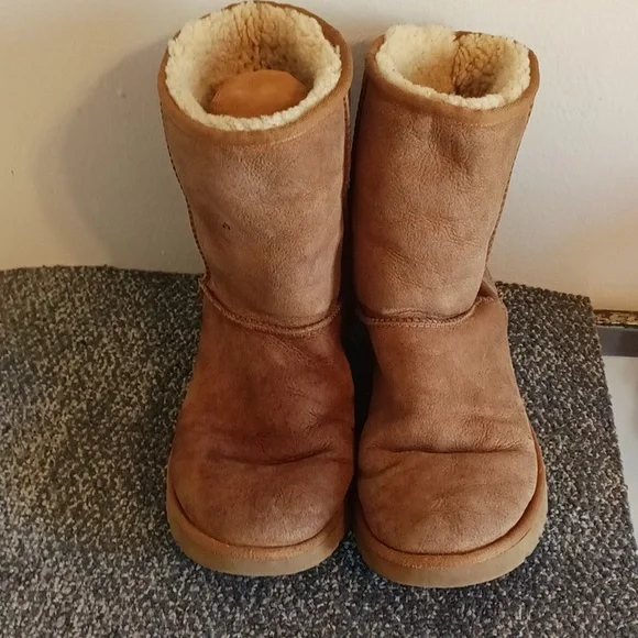 UGG Classic short women's winter boots tan size 9