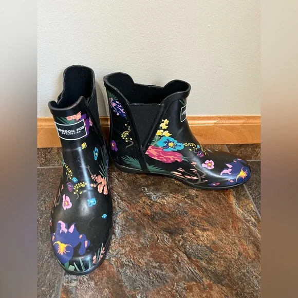 Women’s London Fog black floral Piccadilly waterproof pull on rain boot. Size 8