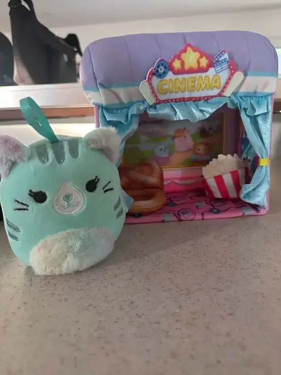 Squishville Mini-Squishmallows Deluxe Cinema Playset with Mini Plush, Pretzel Ch