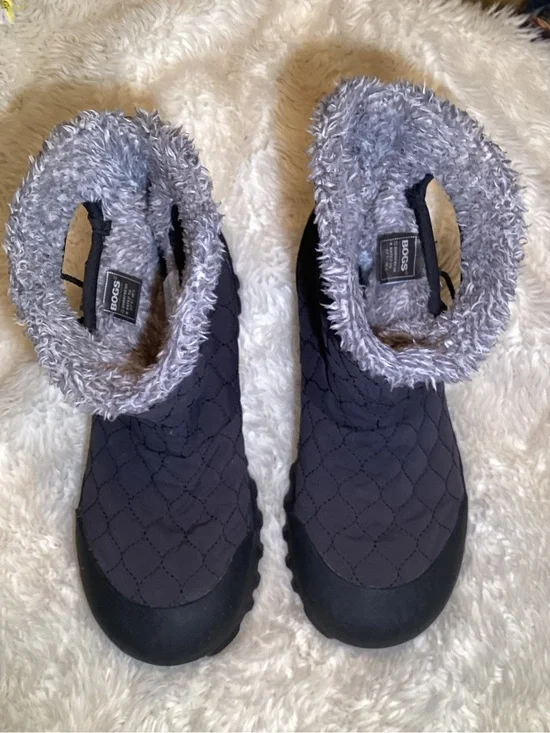 BOGS Women's Quilted Ankle Winter Boots in Charcoal Gray size 8