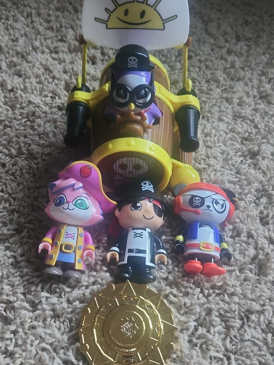 Ryan's World Small Pirate Ship Playset with Pink, Black & Blue Pirate Figures