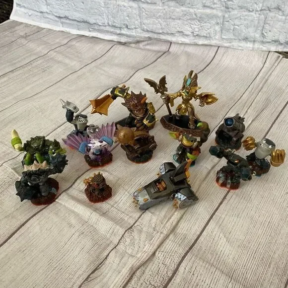 Skylanders Earth action figure dolls lot of 13 assorted sizes