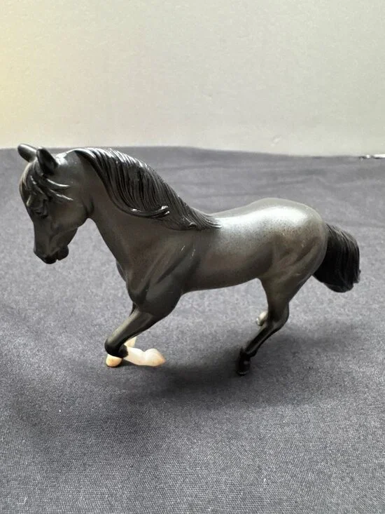 Breyer Stablemates Paso Fino Dark Grey Black Horse Figurine Collectible 1:32 Sca