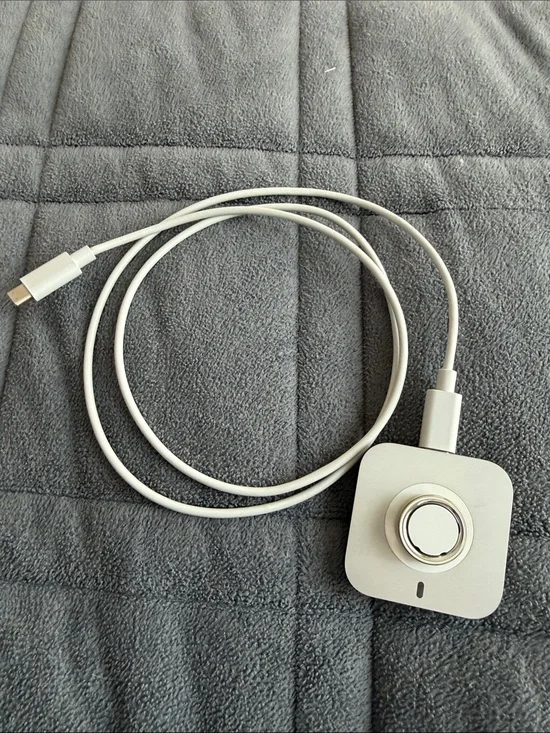 Oura Ring 4 Gold Size 5 with charging cable