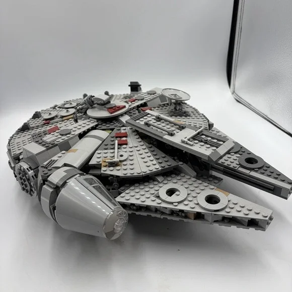 LEGO Star Wars: Millennium Falcon (75257) Built Set W 2  Mini Figs