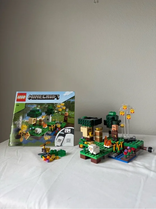 LEGO Minecraft The Bee Farm 21165