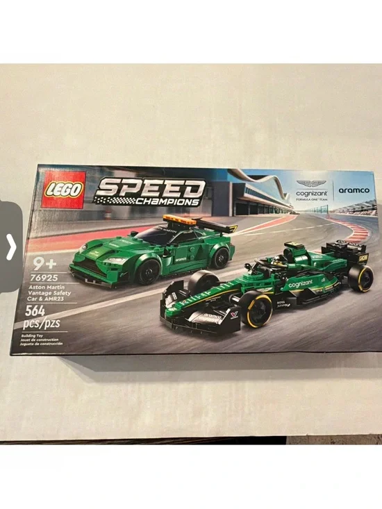Lego Speed Champions Aston Martin Racing Cars in Green