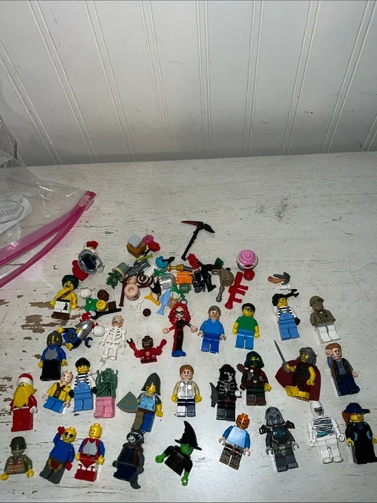 Lot Lego mini figures & accessories