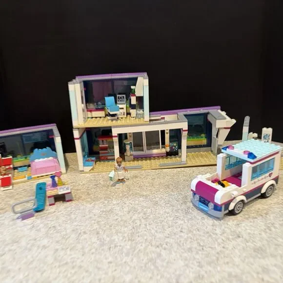 LEGO Friends 41318: Heartlake Hospital - RETIRED - Incomplete