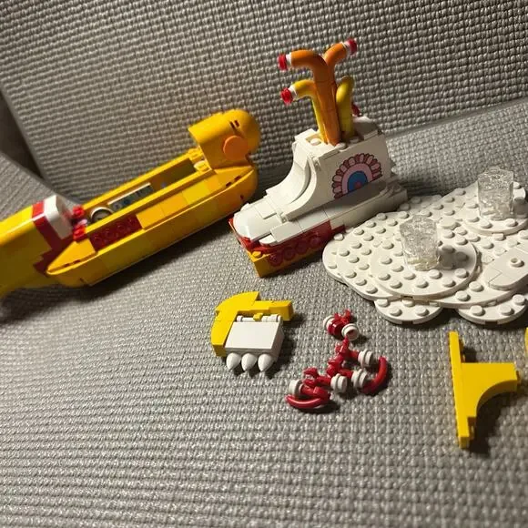 LEGO Ideas The Beatles Yellow Submarine ONLY 21306 Mostly Complete no figs
