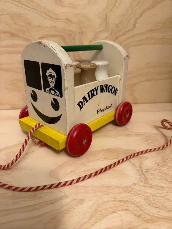 Playskool vintage 1959’s White & Red Dairy Wagon Pull Toy with all 6 milk bottle