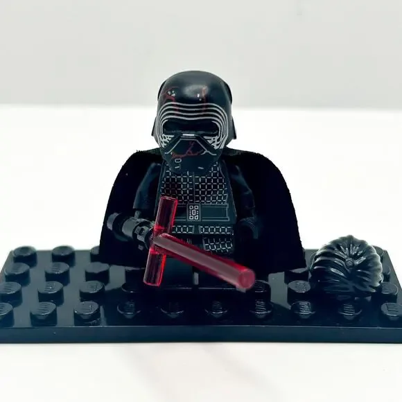 LEGO sw1061 Star Wars Supreme Leader Kylo Ren Cape & Lightsaber - New Condition