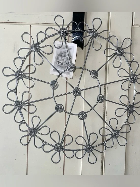NWT Pier 1 Gray Floral Wire Wall Circle Photograph Holder Wall Hanger