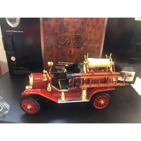 Road Signature 1914 Ford Model T Firetruck 1:18‎ Diecast Red w/ Coin & Box