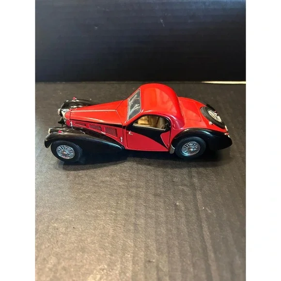 Franklin Mint 1936 Bugatti Type 57SC Red Black 1/24 Scale Diecast Model Car