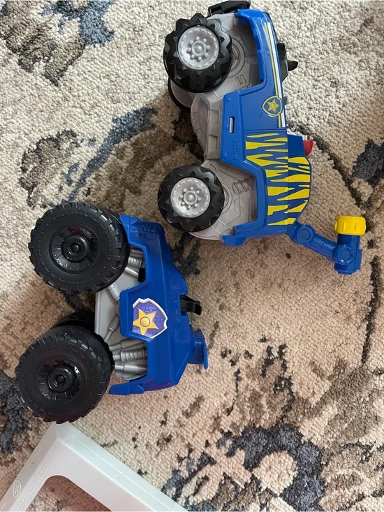 PAW patrol station with 2 trucks