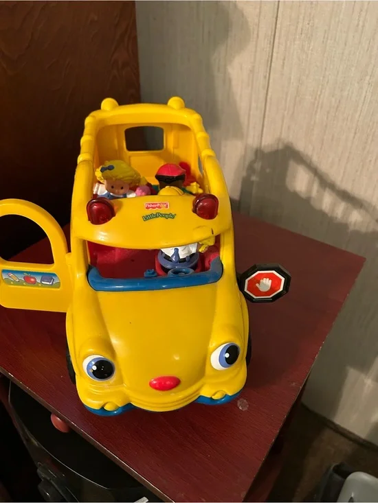 Fisher-Price Yellow Little People Smile-Faced School Bus with Figures