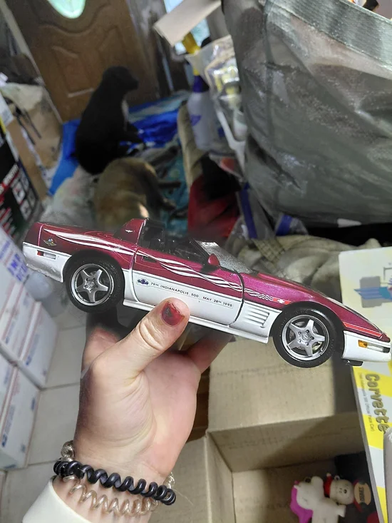 Maisto 1:18 scale diecast model of the 1995 Indianapolis 500 Official Pace Car.