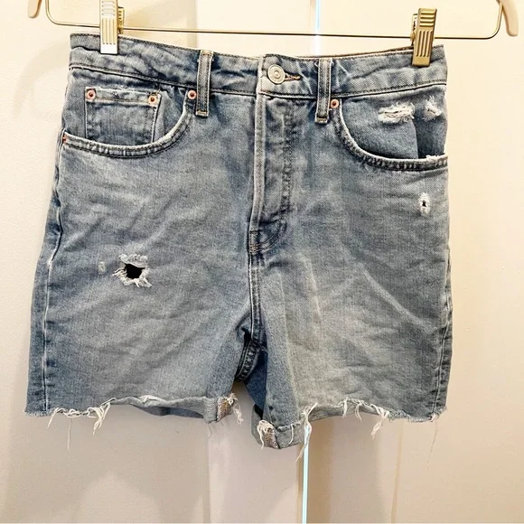 BDG‎ Urban Outfitters 90s Long Inseam Short Denim Size 28 Light Wash Distressed