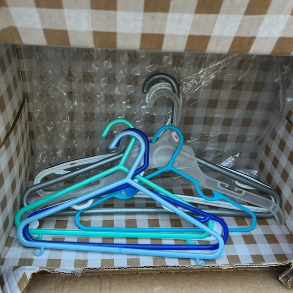 Multi-Color Plastic Hangers Set